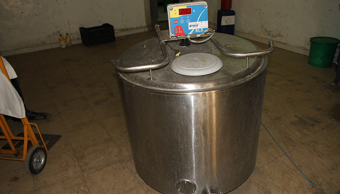 Dans les zones de collecte non alimentées en électricité, les tanks à lait solaires permettent d’initier une chaîne du froid efficace réduisant les pertes, en stockant la traite des vaches.