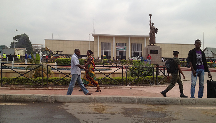 L’arrivée à Brazzaville est assez chaotique. Globalement, les gares (ferroviaires, et routières encore plus) sont des lieux de vie toujours extrêmement animés, lieux de toutes les transactions et de tous les trafics…